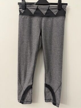 Lululemon Run Inspire Crop II  leggings Size 6 Gray Black A033